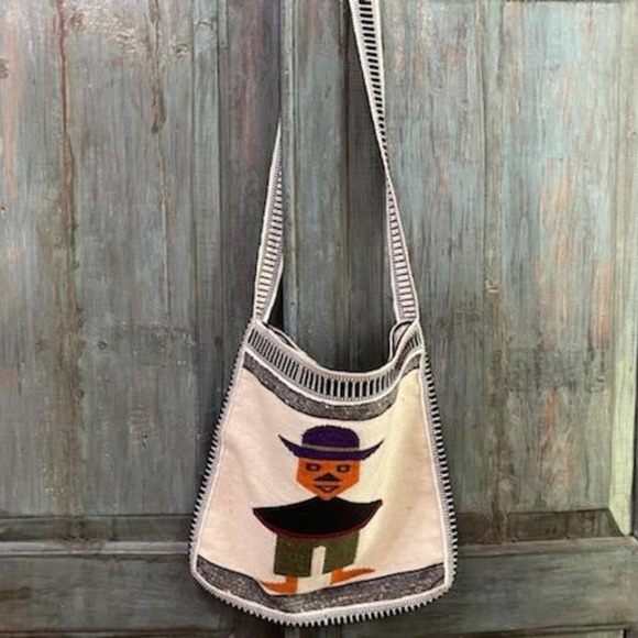 Peruvian 100% Soft Wool Alpaca Cross Body Bag. One zipper and fully lined inter - Picture 3 of 5